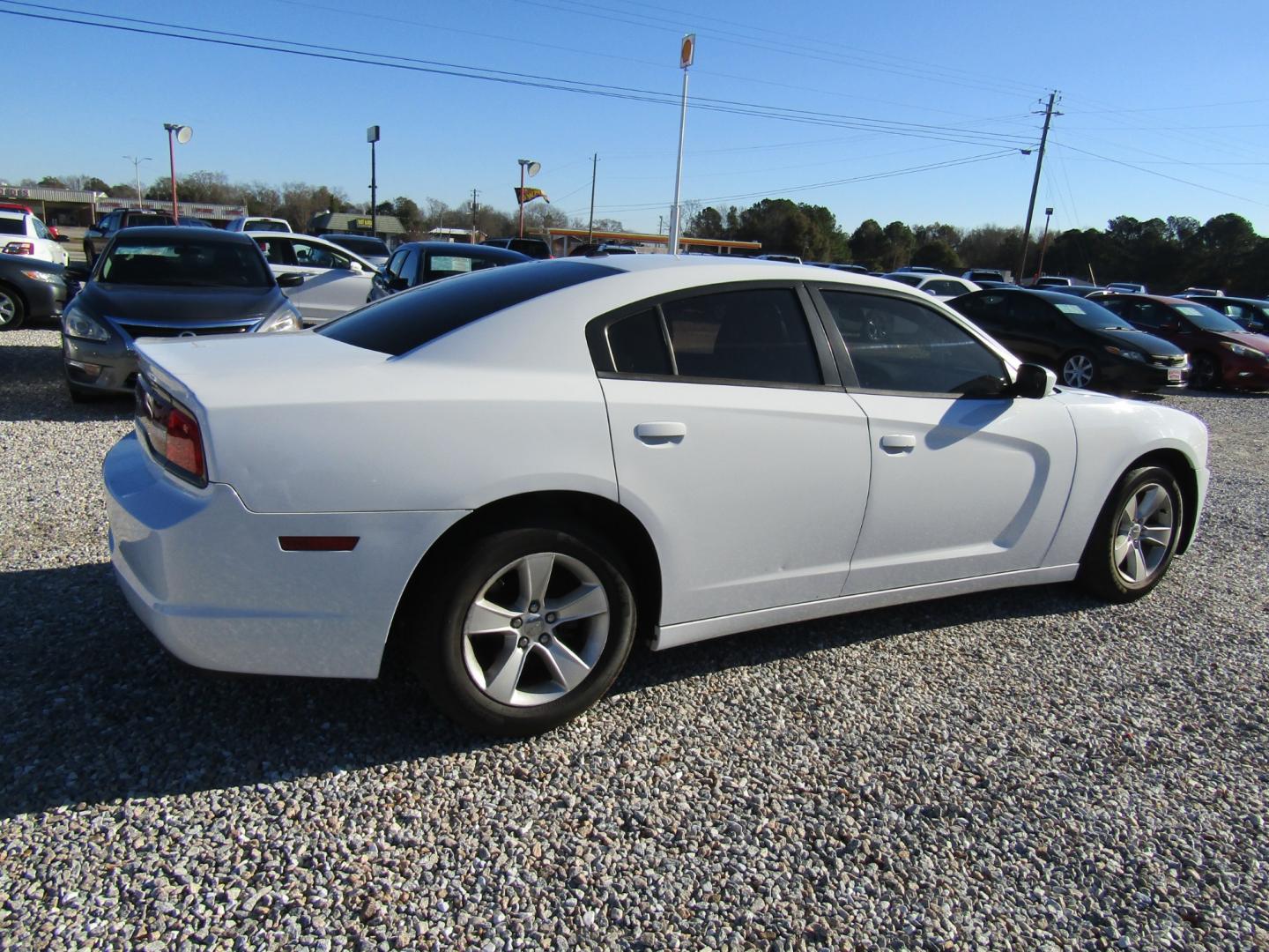 2014 White Dodge Charger SE (2C3CDXBG5EH) with an 3.6L V6 DOHC 24V engine, Automatic transmission, located at 15016 S Hwy 231, Midland City, AL, 36350, (334) 983-3001, 31.306210, -85.495277 - Photo#7